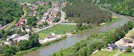 Sądeckie widoki - widok na miasto, rzekę i góry, okalające krajobraz
