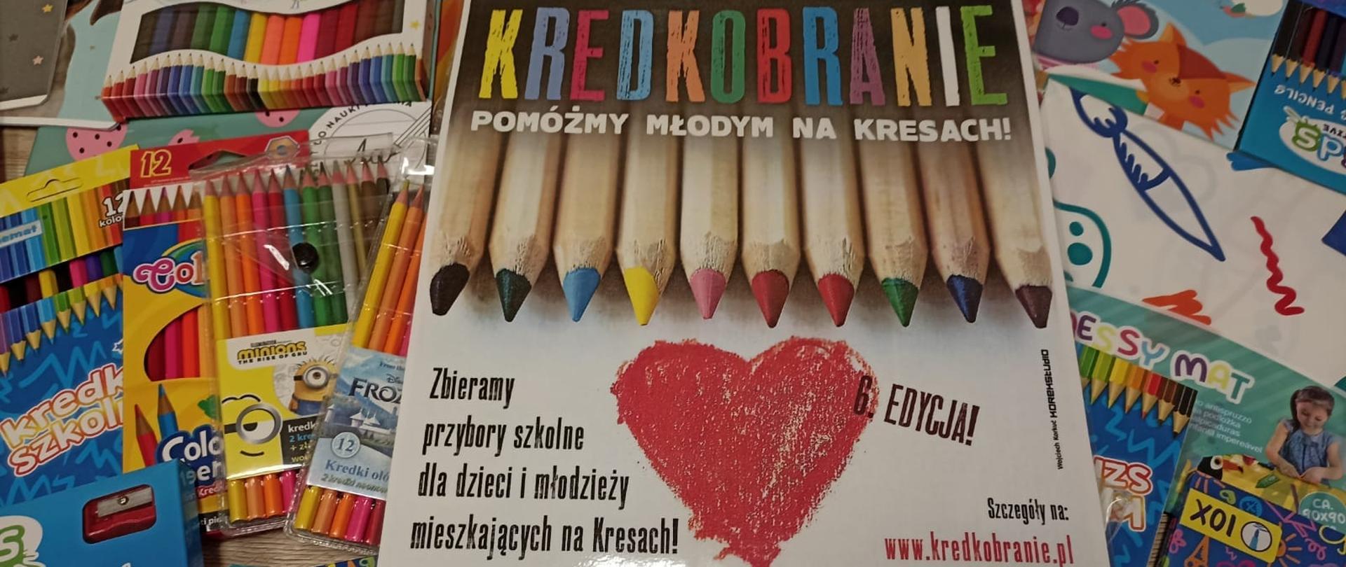 Przybory szkolne zebranie przez Szkolne Koło Wolontariatu w akcji charytatywnej Kredkobranie (kredki, flamastry, zeszyty, inne), plakat reklamujący akcję na wierzchu