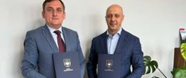 Dwóch mężczyzn ubranych w eleganckie garnitury, w rękach trzymają ozdobne teczki. Od lewej Wójt Gminy Wietrzychowice, Przedstawiciel firmy SAMSON