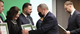 Wręczanie wyróżnień. Fot. Mirosław Cichy WFOŚiGW