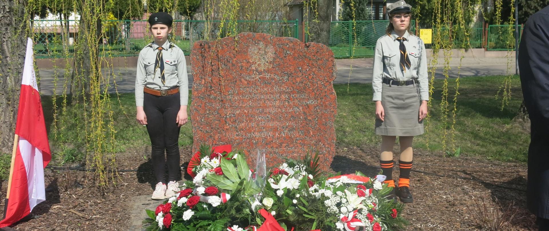 Tablica pamiątkowa oraz harcerze pełniący wartę