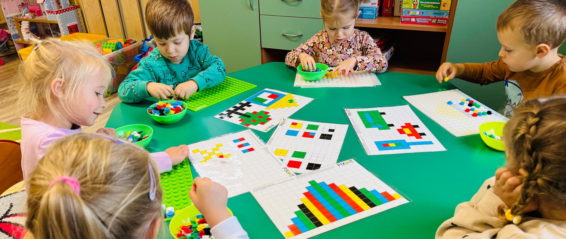 Dzieci wykonują zadanie kodowania w ramach CODE WEEK 2024