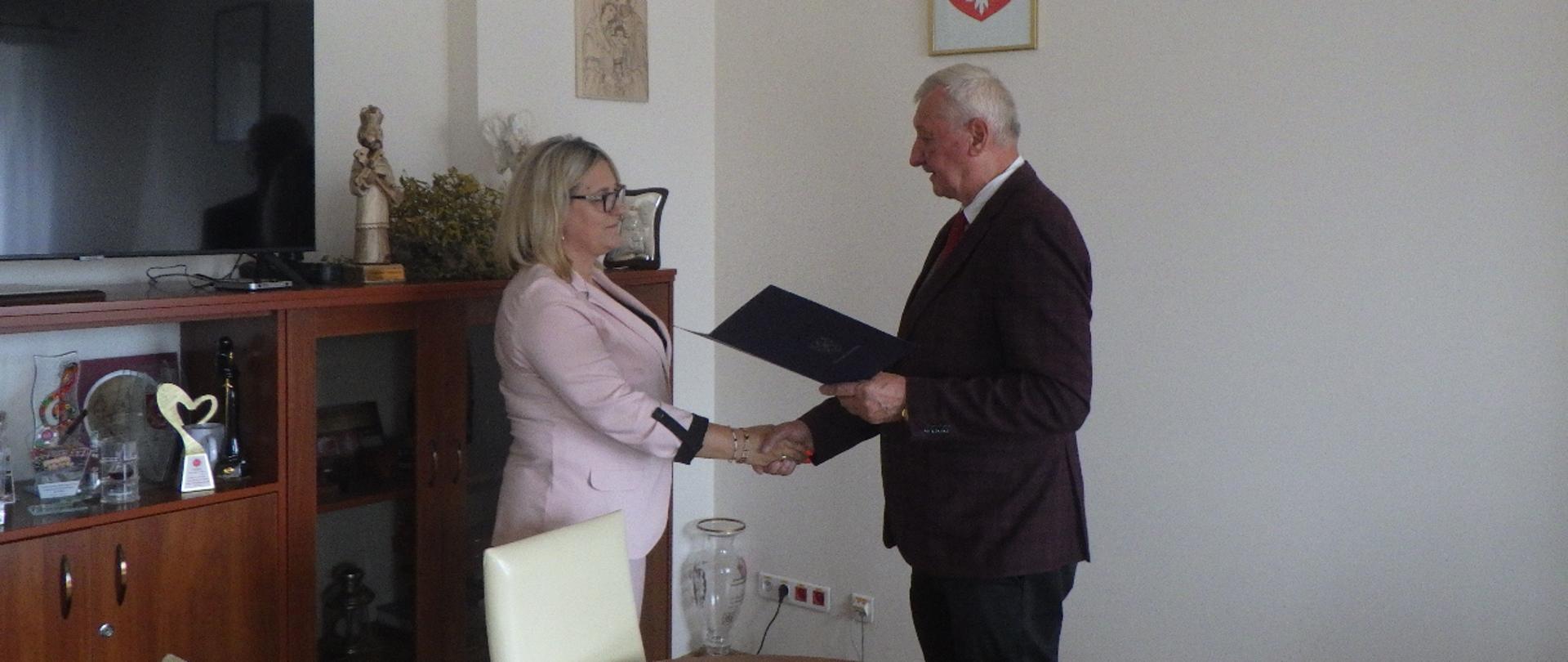 wręczenie przekazania obowiązków dyrektora DPS-u