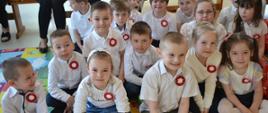 Dzieci biorące udział w wydarzeniu pozują do wspólnego zdjęcia