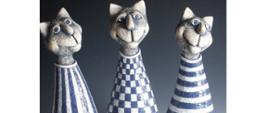 Na plakacie umieszczono zdjęcie figurek ceramicznych kotów, u dołu i góry zdjęcia - informacje organizacyjne, zawarte w artykule.