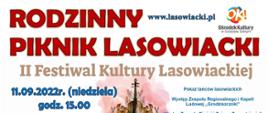  Czerwone drukowane litery na jasnym tle są zaproszeniem na rodzinny piknik, w środku skrzypce a po bokach kwiaty lawendy 