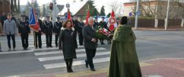 U. Sadowska i J. Kobyliński składający kwiaty przy pomniku