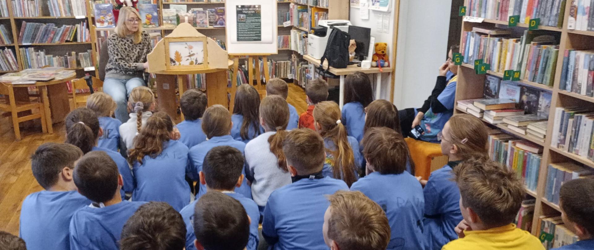 Na zdjęciu widzimy dzieci na spotkaniu z Bibliotecznym Teatrzykiem Kamishibai gościliśmy uczniów kl. IIIa z konstantynowskiej Szkoły Podstawowej Nr 5.
Nasi goście wysłuchali historii „Jak przetrwasz mroźną zimę kopciuszku”, która porusza temat migracji ptaków.