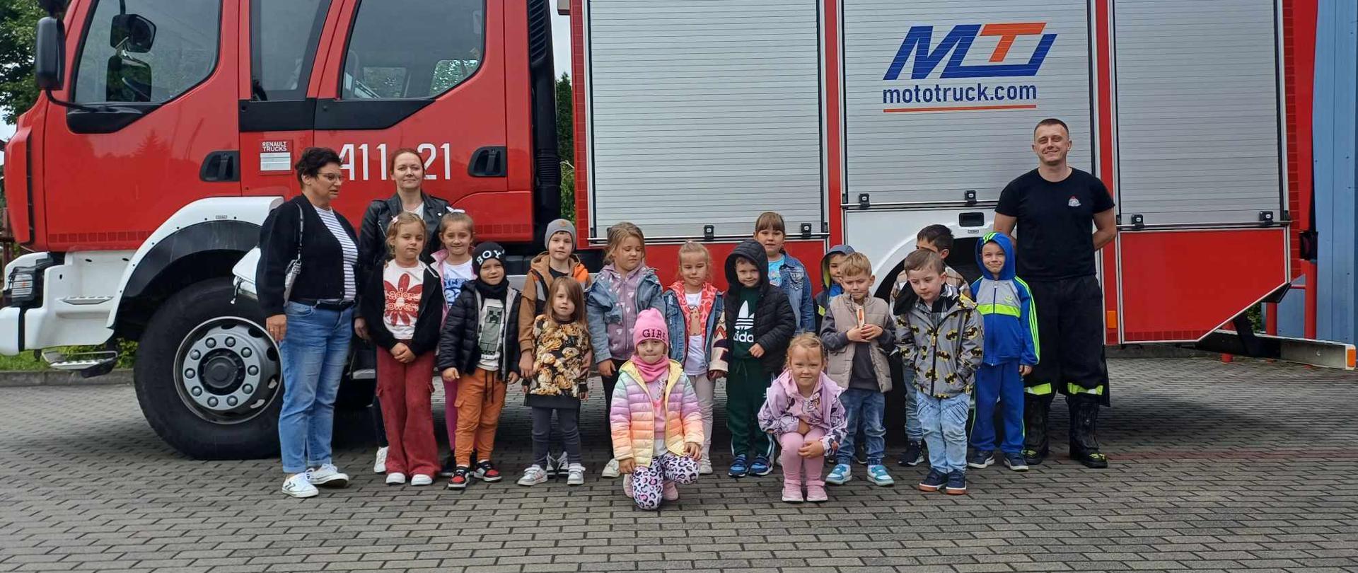 Przedszkolaki odwiedzają Komendę Straży Pożarnej w Jędrzejowie. 