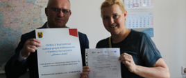 Starosta Hajnowski Andrzej Skiepko przekazuje sprzęt Dyrektor I LO w Hajnówce