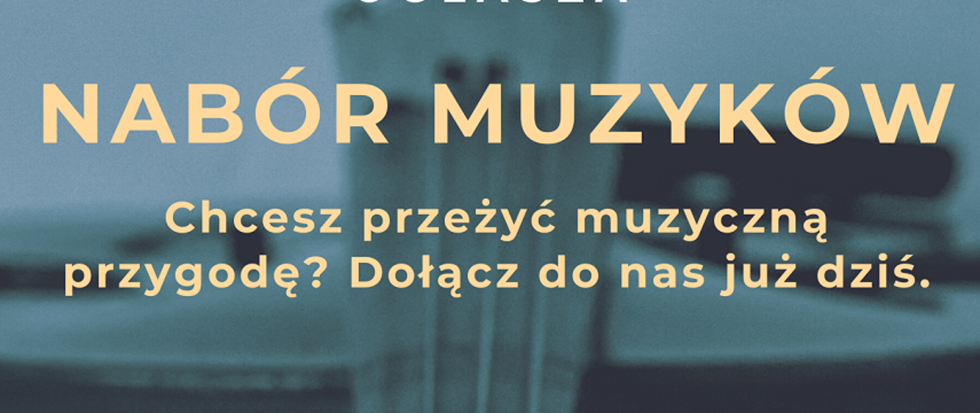 plakat w kolorach niebieskiego i beżowego nabór do orkiestry 