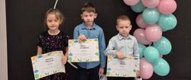 Dzieci z grupy Lisków pozują do wspólnego zdjęcia