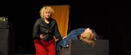 Aktorki na scenie odgrywają role