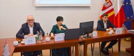 Przewodnicząca Rady Powiatu Dąbrowskiego w trakcie prowadzenia XV posiedzenia wraz z Wiceprzewodniczącymi