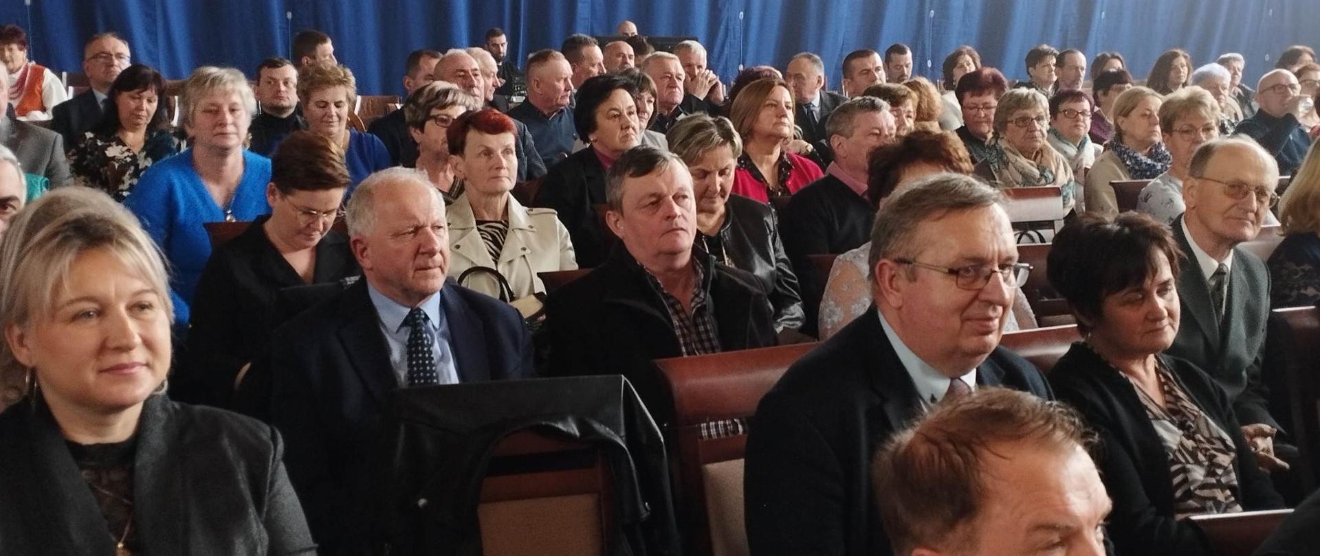 Sołtysi - siedzą w czasie spotkania z okazji Dzień Sołtysa w Kobylance. 