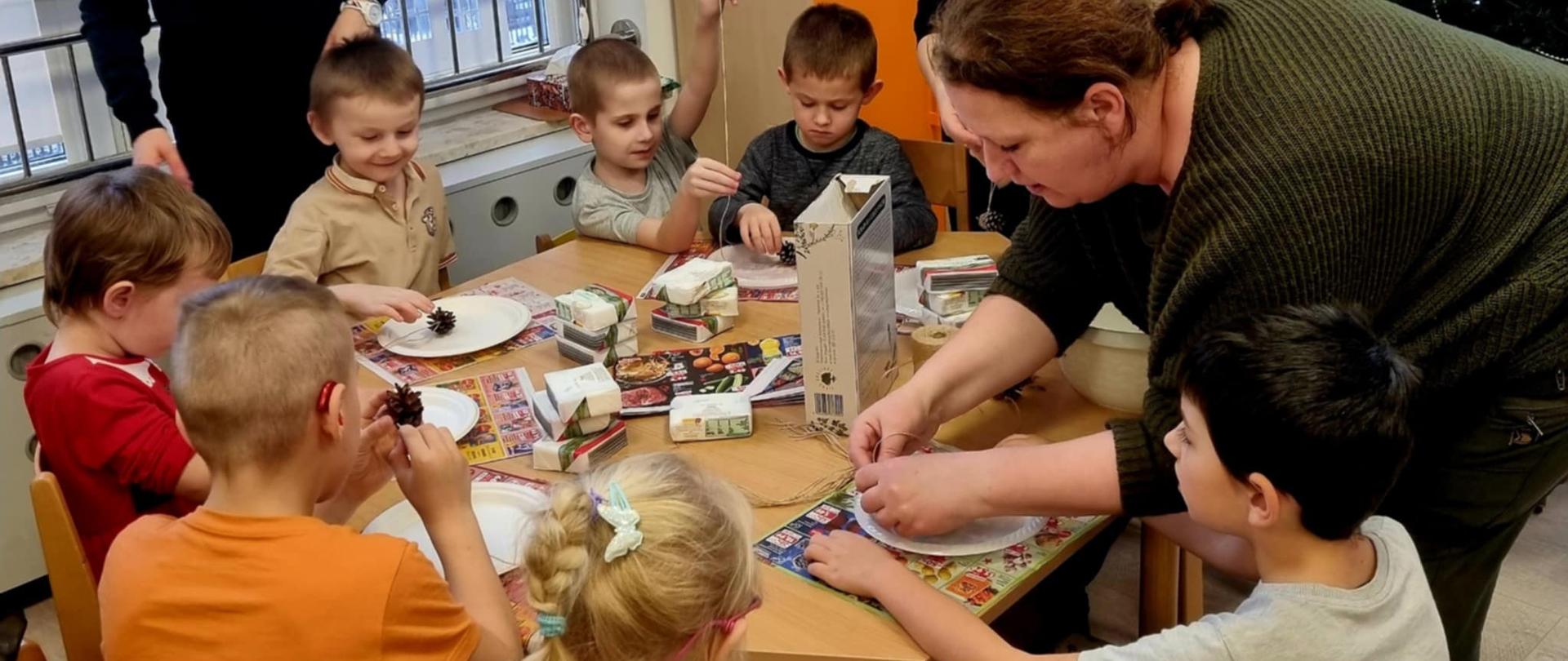 Przedszkolaki w trakcie warsztatów robienia kul dla ptaków.