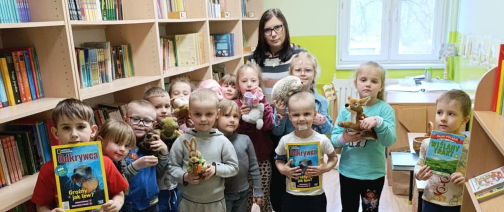 Przedszkolaki na lekcji bibliotecznej
