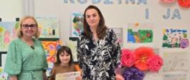 Pani Dyrektor wraz z nauczycielką i nagrodzonymi przedszkolakami, pozują do zdjęcia