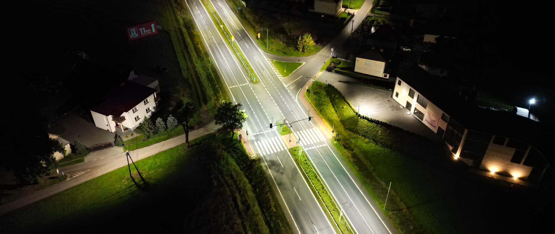 Skrzyżowanie oświetlone jasnym światłem - widok z lotu ptaka