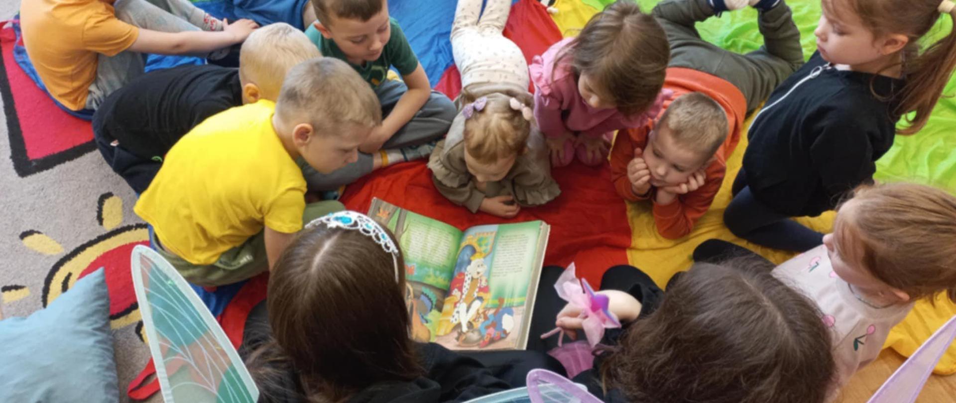 "Starsi czytają młodszym" - Szkoła Podstawowa im. Jana Pawła II w Żarnowie