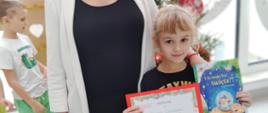 Nauczycielki oraz zaangażowane przedszkolaki pozują do wspólnego zdjęcia