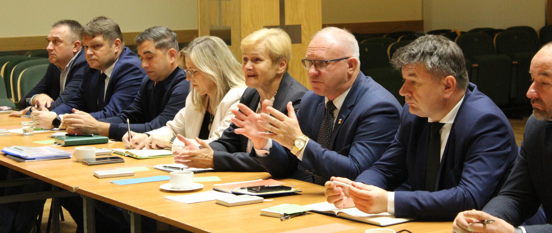 Uczestnicy warsztatów - na zdjęciu m.in Starosta Hajnowski, Wicestarosta oraz Naczelnik Wydziału Promocji i Rozwoju