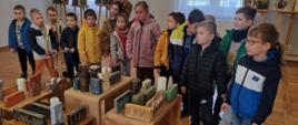 Grupa dzieci podczas zwiedzania wystawy "Moje Pasje"