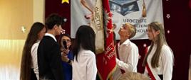 Przekazanie pocztu sztandarowego uczniom klasy 7