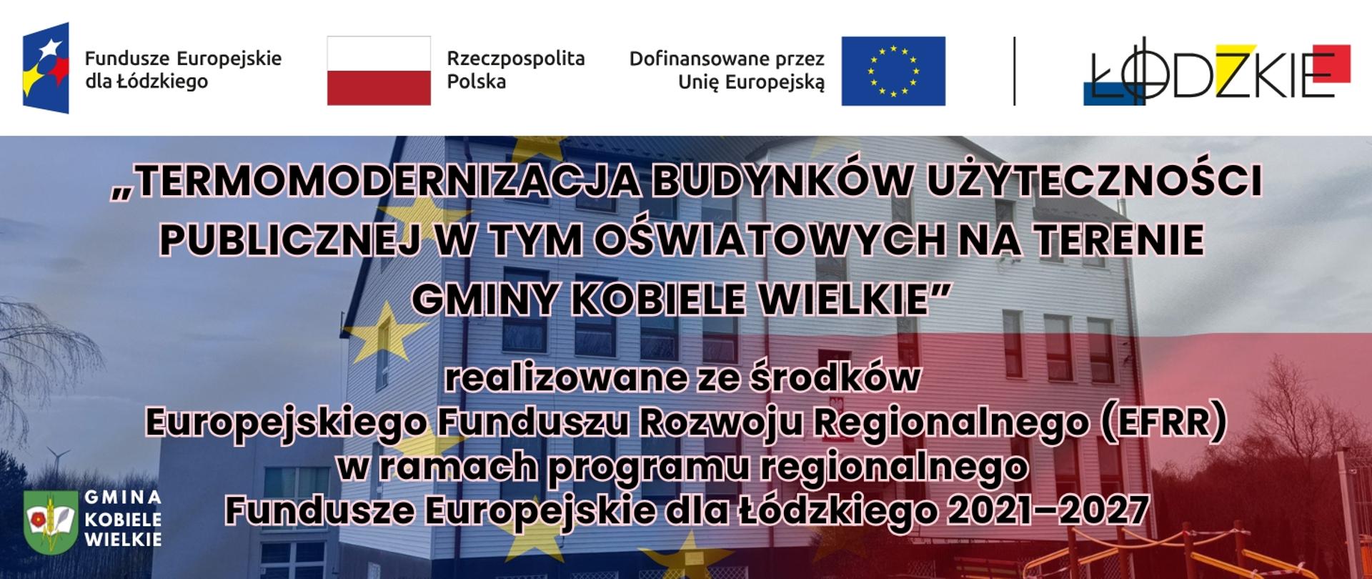 Baner z logotypami Funduszy Europejskich, Rzeczypospolitej Polskiej, Unii Europejskiej i województwa łódzkiego. Tekst informuje o projekcie „Termomodernizacja budynków użyteczności publicznej w tym oświatowych na terenie gminy Kobiele Wielkie”, realizowanym ze środków Europejskiego Funduszu Rozwoju Regionalnego w ramach programu Fundusze Europejskie dla Łódzkiego 2021–2027. W tle widoczny budynek szkoły w Orzechowie oraz flaga Polski i Unii Europejskiej.
