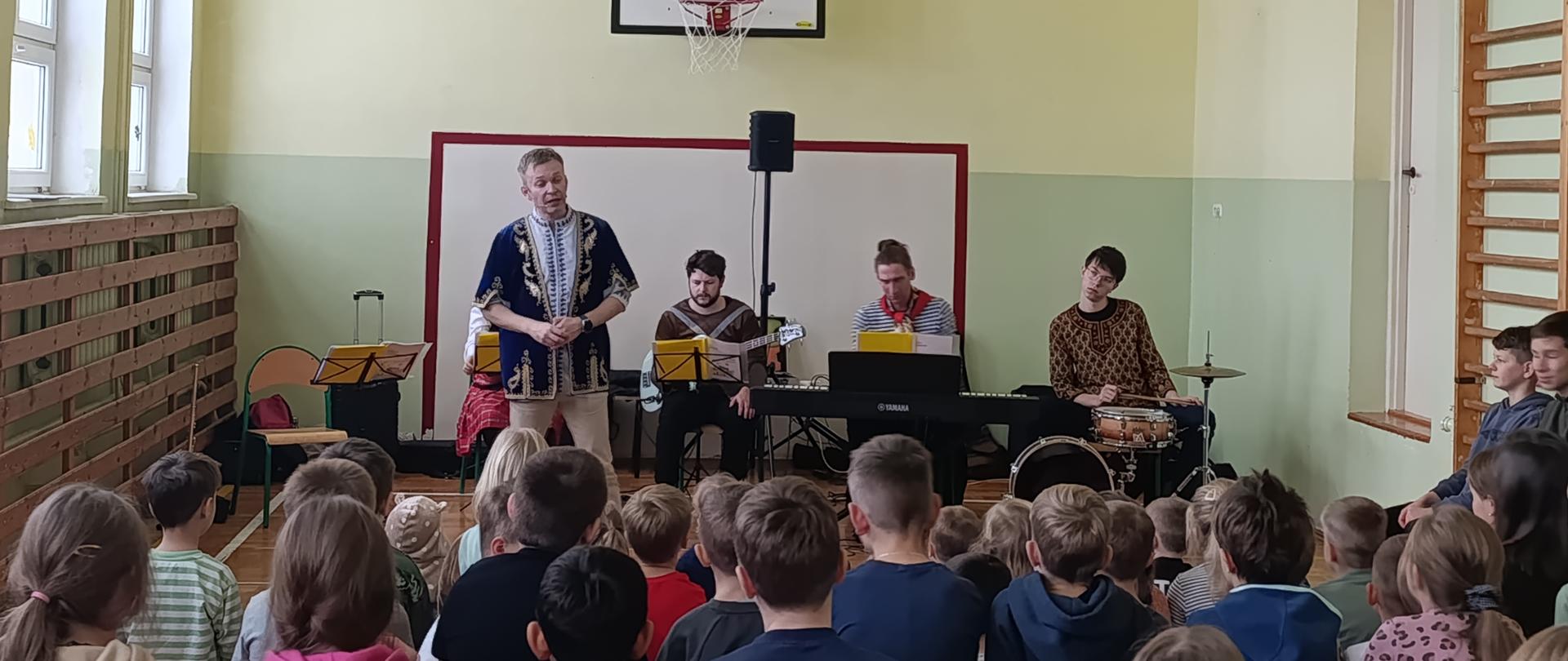 Uczniowie podczas koncertu Mobilnej Filharmonii 