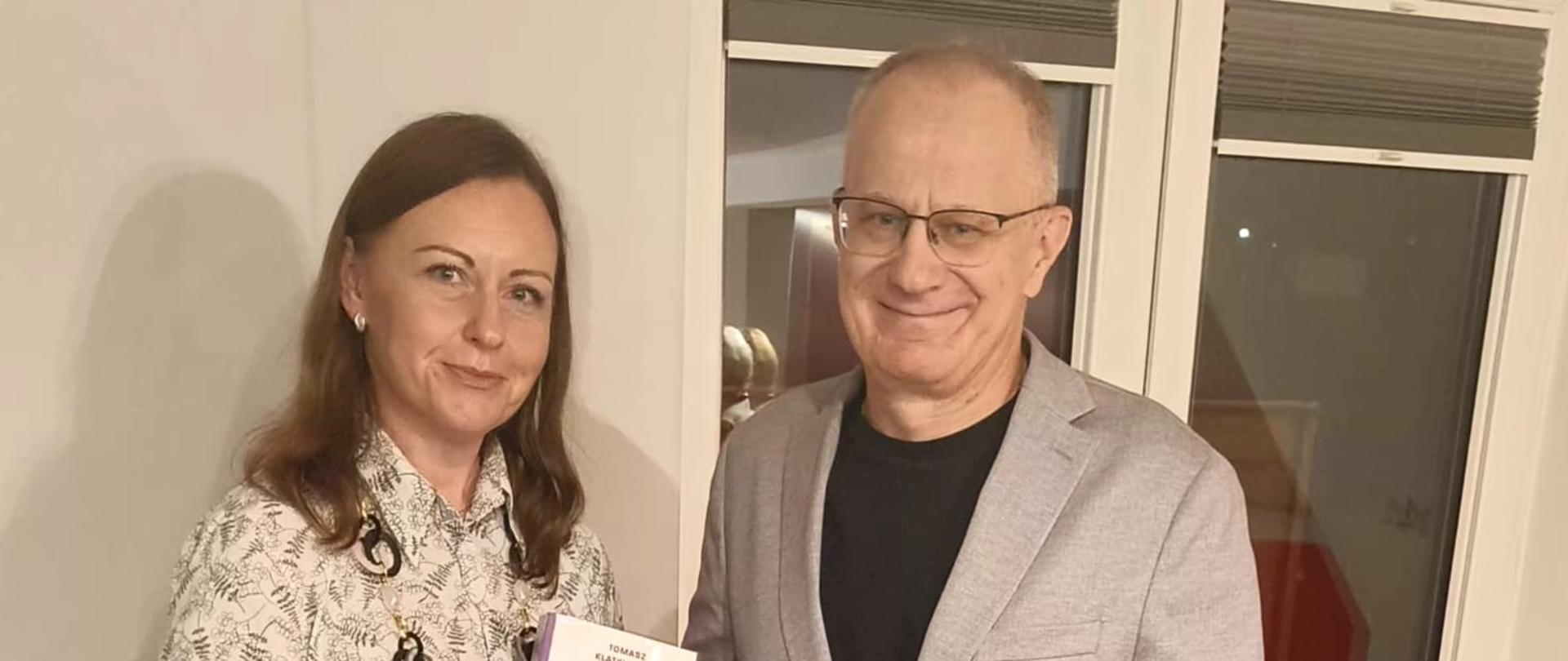 Tomasz Klatkiewicz z Panią Dyrektor Miejskiej Biblioteki Publicznej w Konstantynowie