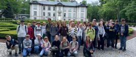Uczniowie pozują na tle Muzeum Folkloru Polskiego w Otrębusach