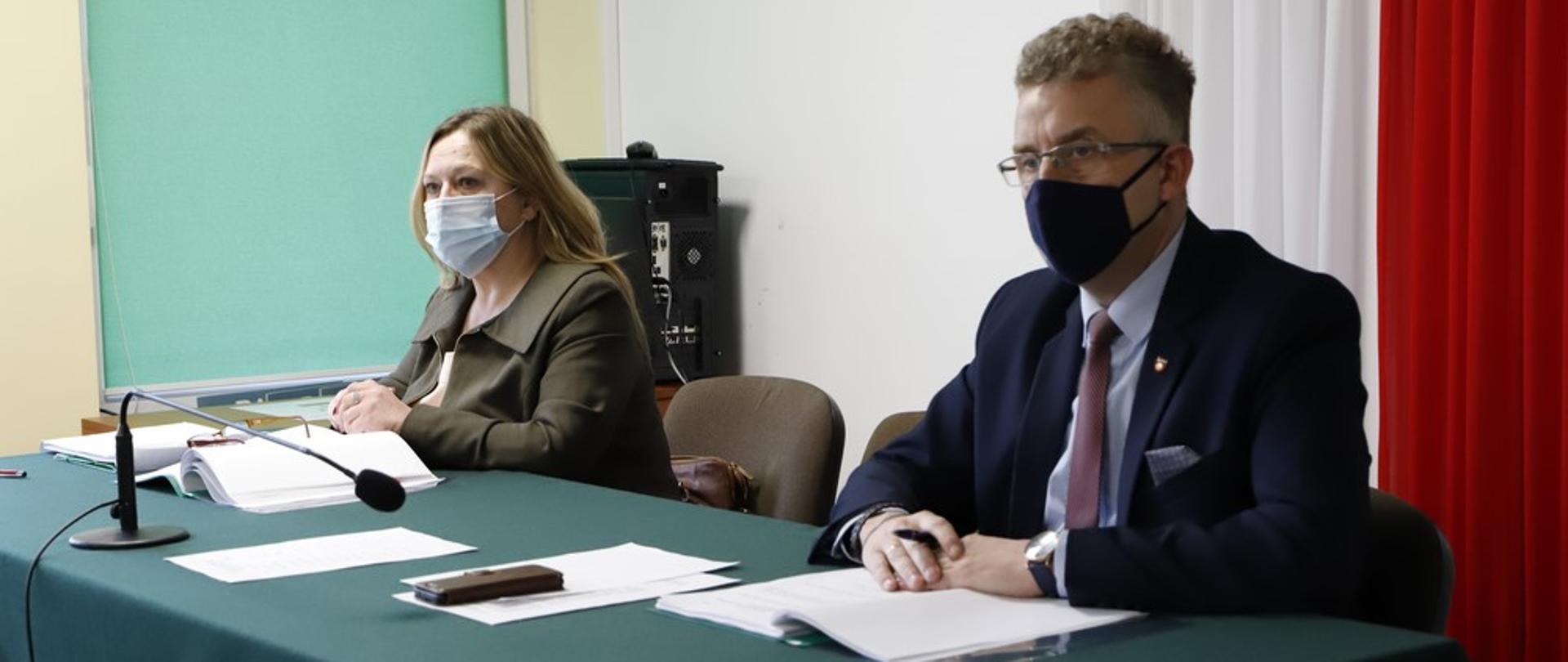 Starosta Grzegorz Piec przewodniczący rady społecznej ZOZ oraz Urszula Przygodzka sekretarz rady społecznej