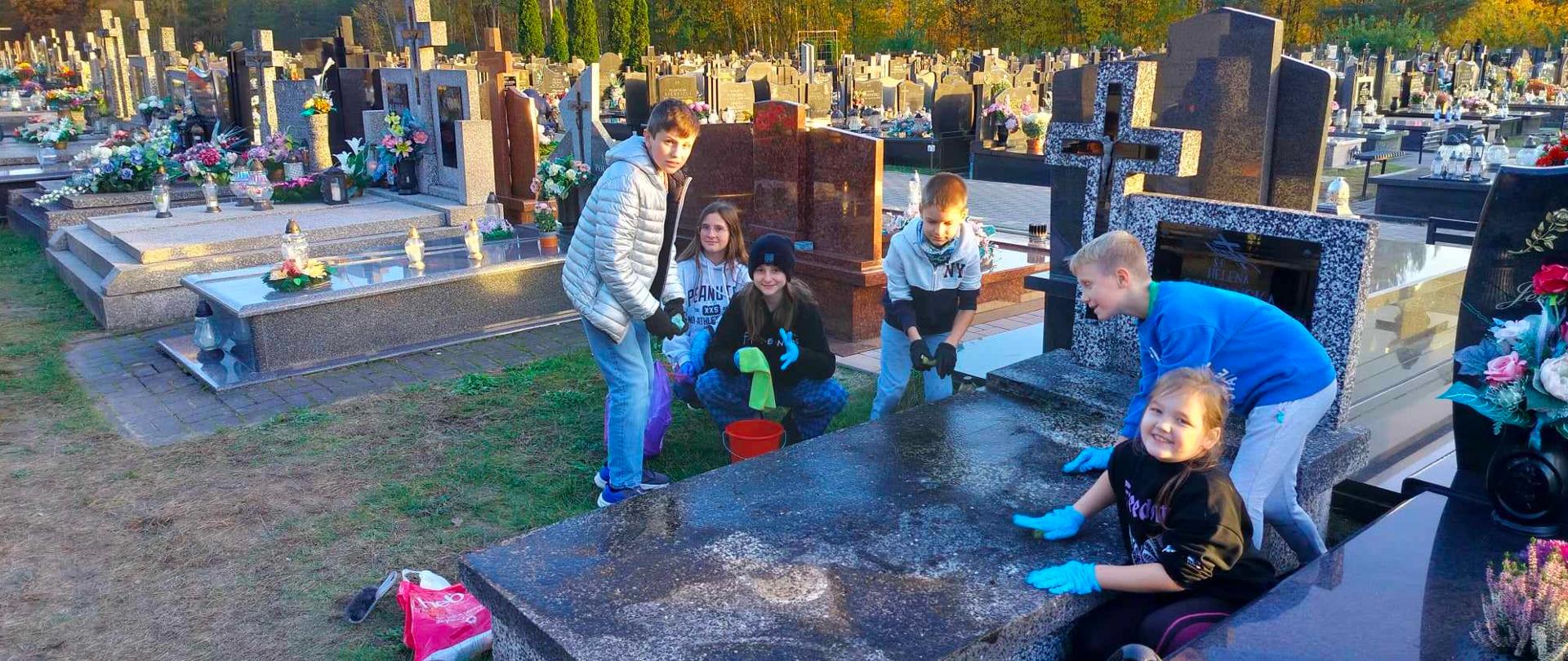wolontariusze chętnie sprzątali groby