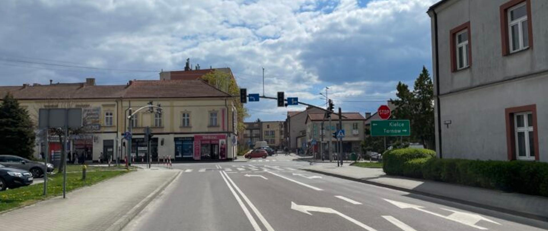 Skrzyżowaniu drogi powiatowej – ulicy Grunwaldzkiej z drogami gminnymi – ulicami Kościuszki i Daszyńskiego w Dąbrowie Tarnowskiej