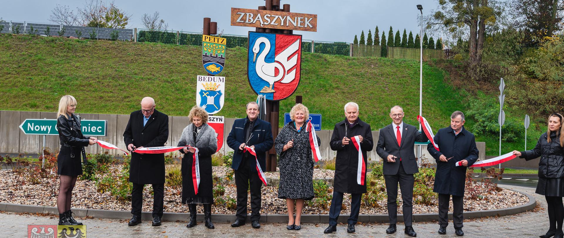 grupa ludzi na zewnątrz