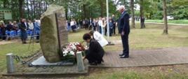  - zdjęcie przedstawia złożenie kwiatów i zapalenie zniczy oraz oddanie hołdu poległym bohaterom przez przedstawicieli lokalnego samorządu: Wójta Gminy Ruda Maleniecka - P. Jolantę Orman, P. Andrzeja Pękalę – Wiceprzewodniczącego Rady Gmin i Sekretarza Gminy – P. Martę Cieślik .