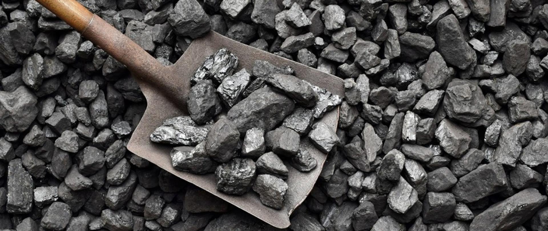 Zdjęcie przedstawia łopatę nabierającą węgiel