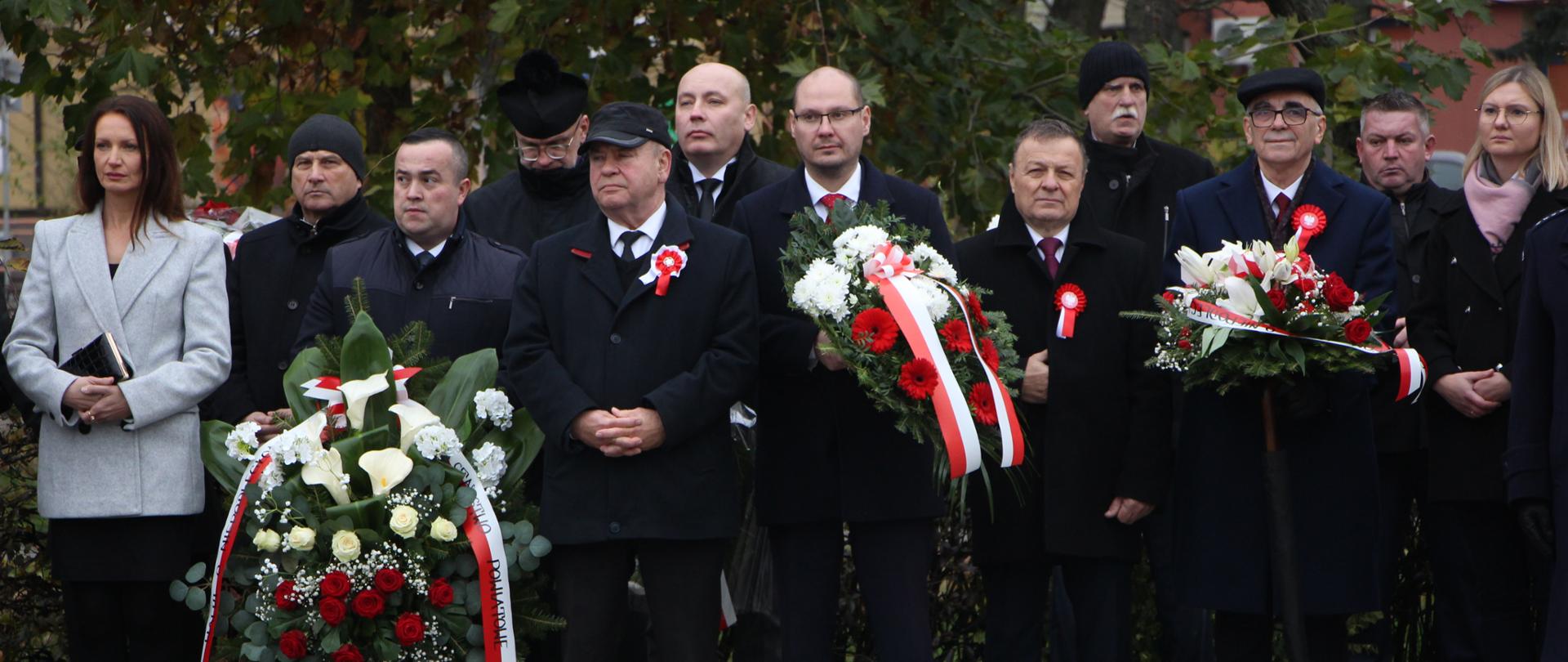 zdjęcie delegacji które składają kwiaty pod pomnikiem w Zambrowie w ramach Obchodów Narodowego Święta Niepodległości w Zambrowie
