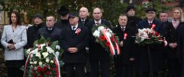 zdjęcie delegacji które składają kwiaty pod pomnikiem w Zambrowie w ramach Obchodów Narodowego Święta Niepodległości w Zambrowie