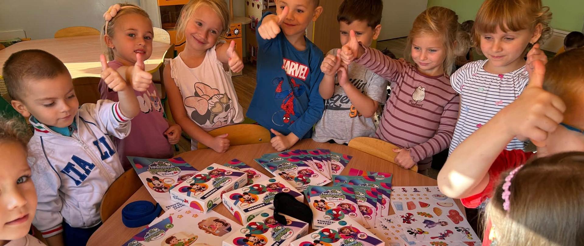 Grupa dzieci wykonuje podczas zajęć edukacyjnych w ramach realizacji Akademii Disney Junior