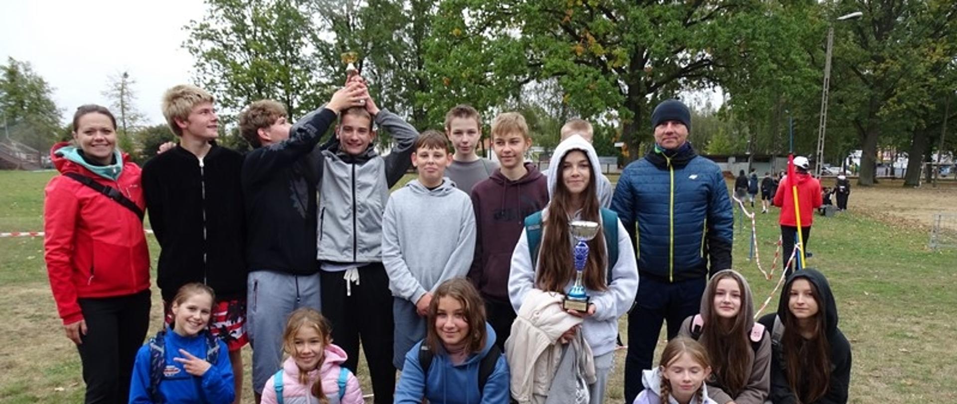 Nagrodzona drużyna pozuje z pucharem