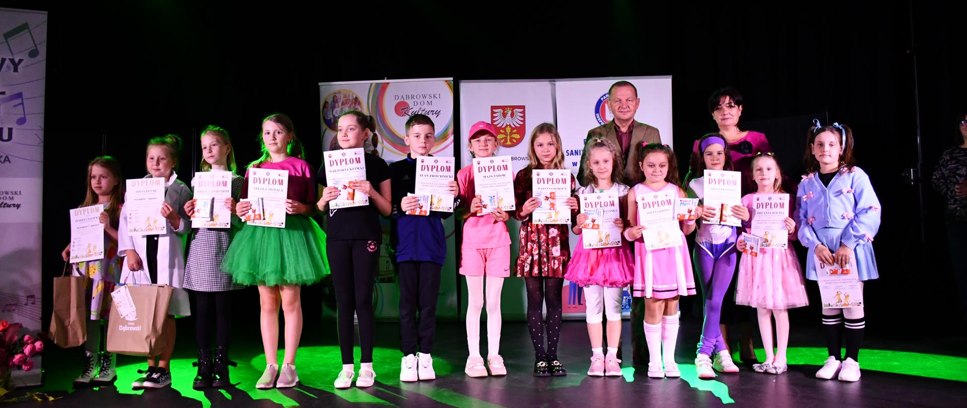 Uczestnicy Festiwalu w kategorii Klasy I-III wspólnie z organizatorami