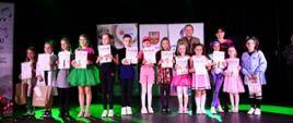 Uczestnicy Festiwalu w kategorii Klasy I-III wspólnie z organizatorami