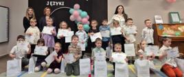 Uczestnicy konkursu wraz z nauczycielkami pozują do wspólnego zdjęcia