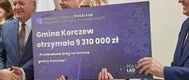 czek z napisem: Gmina Korczew otrzymała 9 310 000 zł. Przebudowa dróg na terenie gminy Korczew.