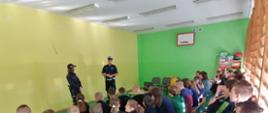Uczniowie biorą udział w spotkaniu z policjantami KMP w Siedlcach.