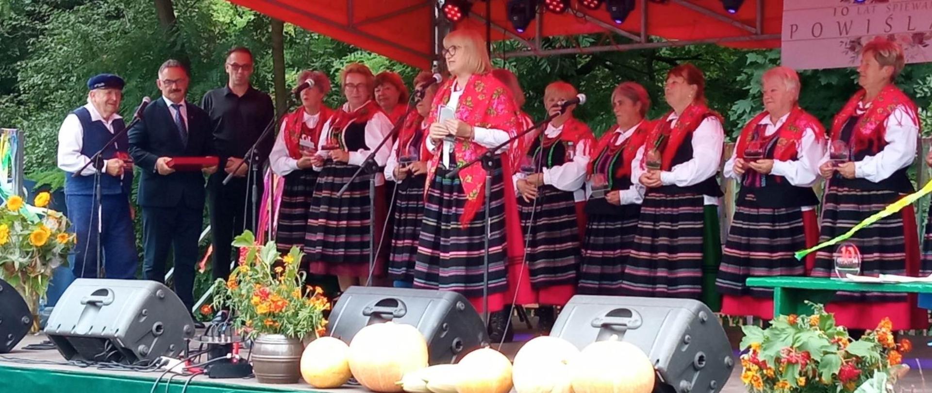 Zespół Powiślacy na scenie wydarzenia w towarzystwie Starosty Lipskiego.