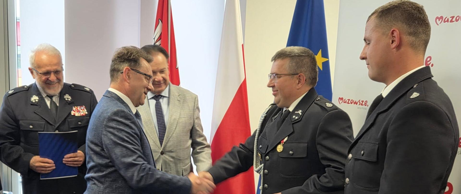 Druhowie z OSP w Mursach Starych uhonorowani tytułem "Strażak Miesiąca Czerwca"
