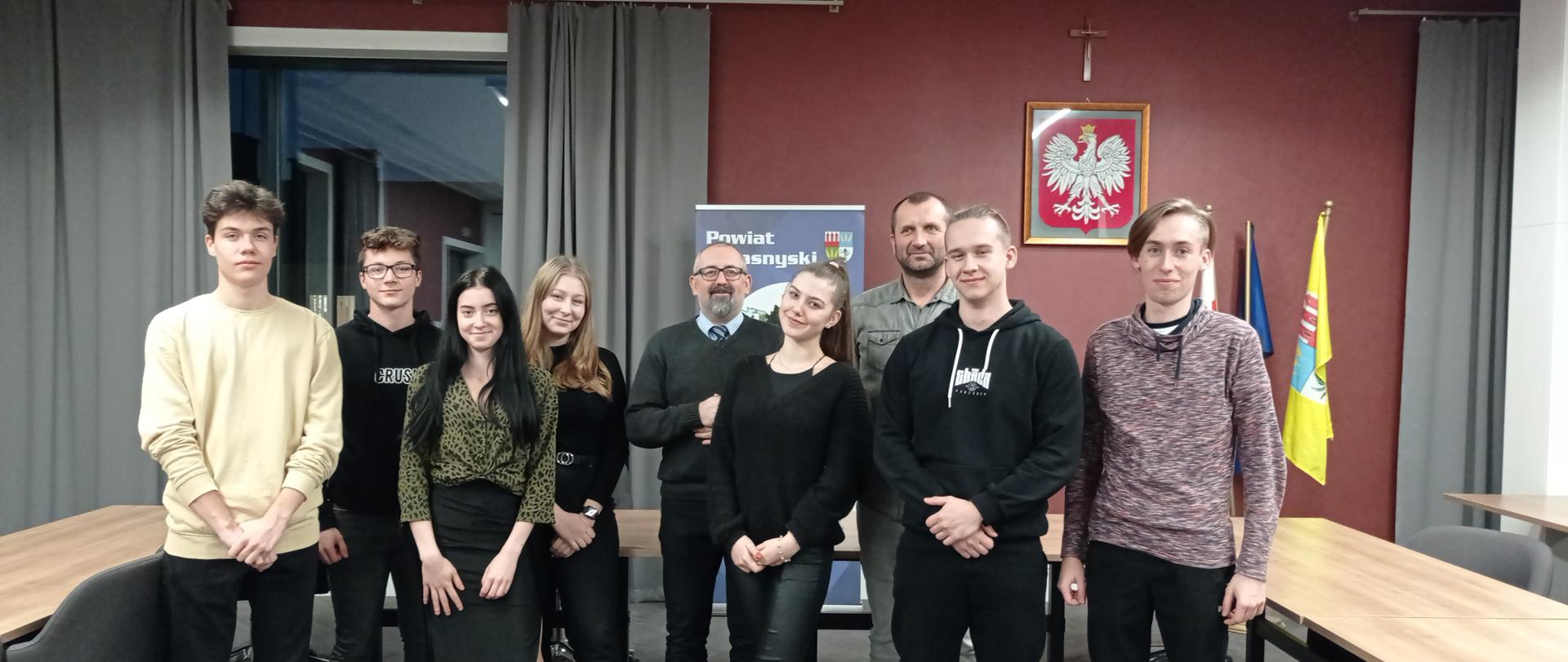 Zdjęcie grupowe przedstawiające część składu Młodzieżowej Rady Powiatu Przasnyskiego, Starostę Przasnyskiego Krzysztofa Bieńkowskiego oraz opiekuna Rady - Michała Mocka.